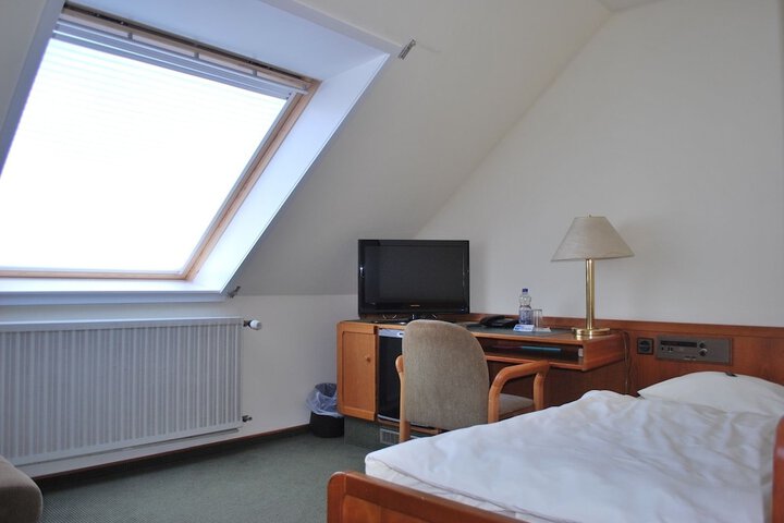 Room 17 of 33