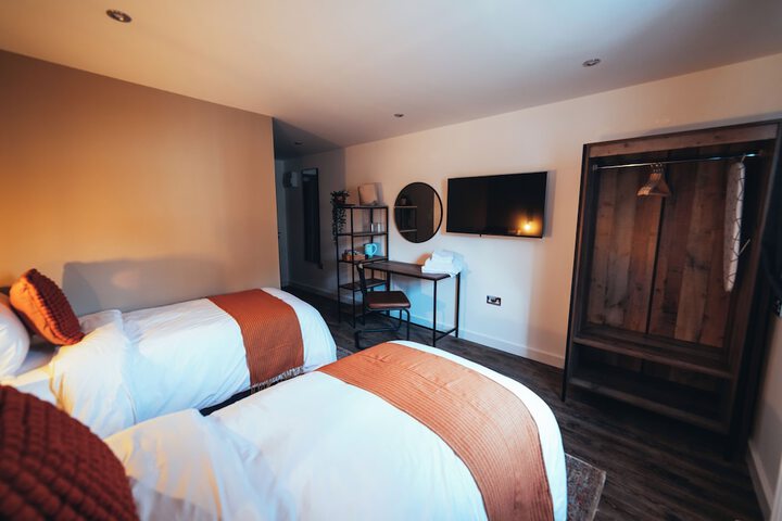 Room 4 of 25