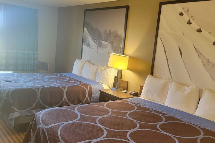 1 Queen Bed (16 of 18)
