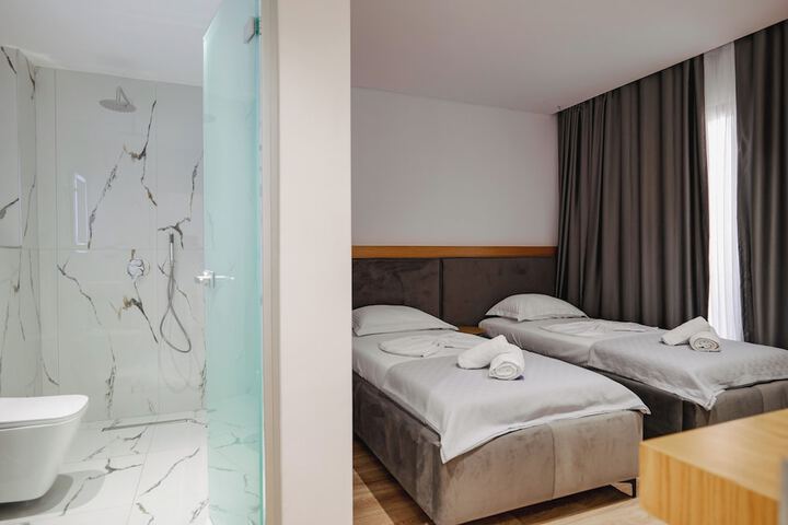 Room 43 of 68