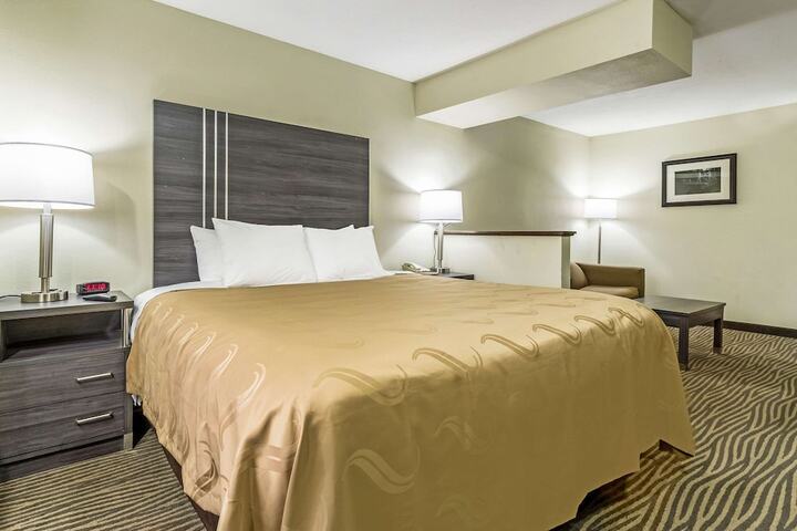 1 King Bed (7 of 18)