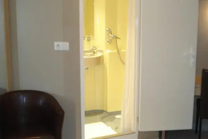 Room 7 of 10