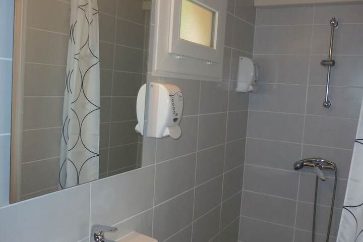 Room 3 of 32