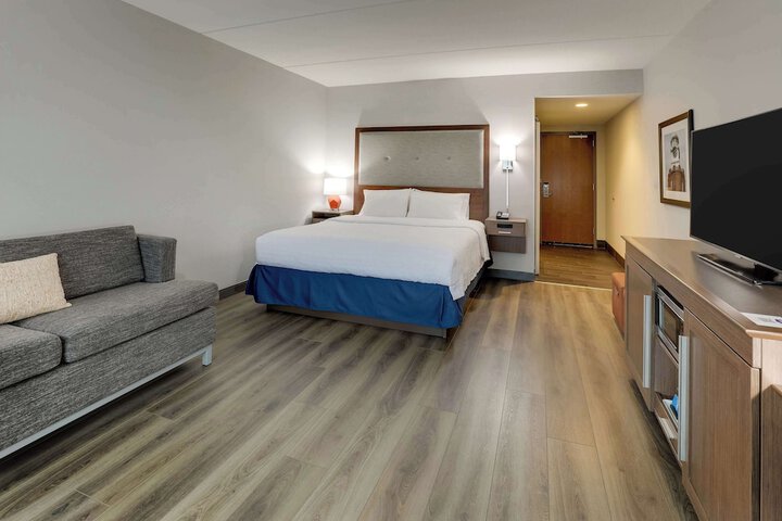 1 King with Sofa Bed Microwave, Refrigerator City View (14 of 23)