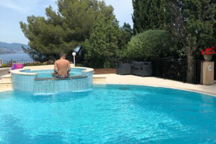 Pool 10 of 22