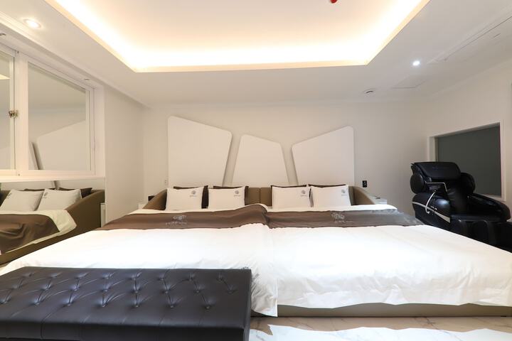 Room 32 of 58