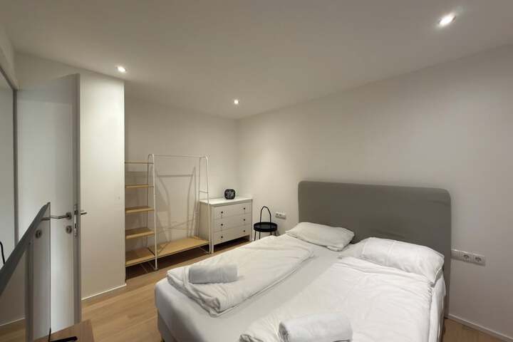 Room 4 of 17