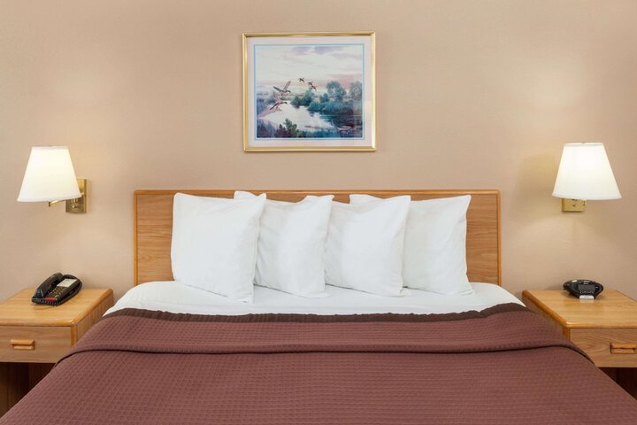 1 King Bed (4 of 5)