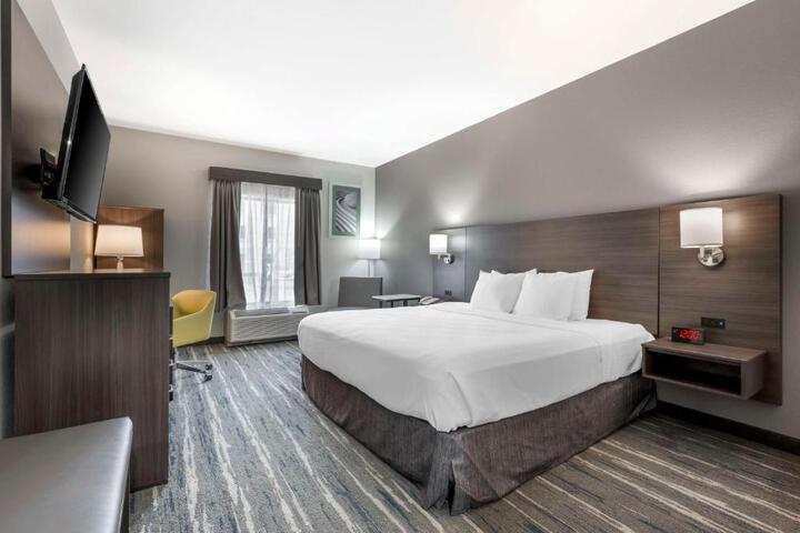1 King Bed Microwave and Refrigerator WiFi Full Breakfast (5 of 14)