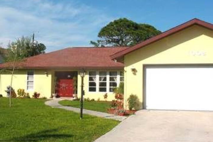 Exterior of Venice Euclid Home 3 Br home by RedAwning