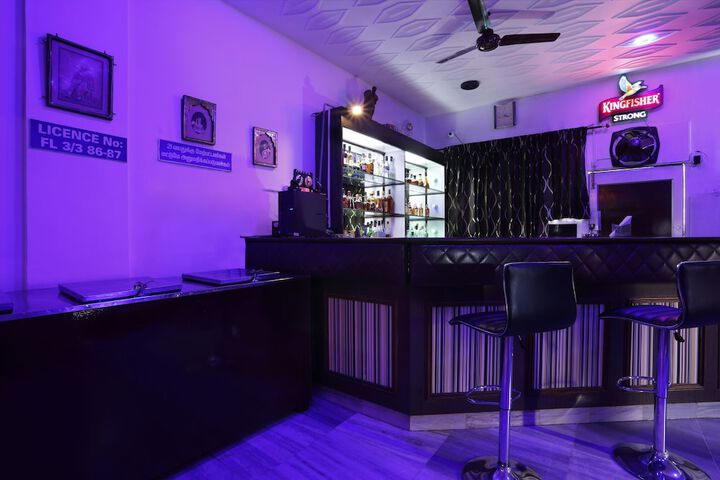 Lounge 23 of 29