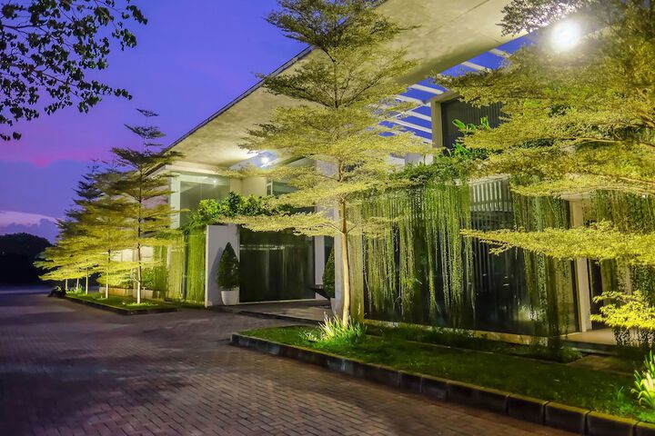 Hotel Exterior 54 of 57