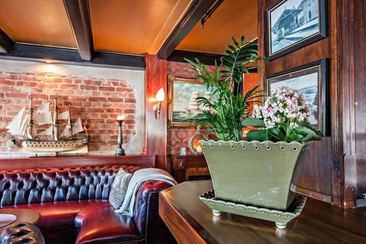 Lounge 11 of 15