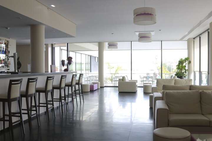 Lounge 53 of 62