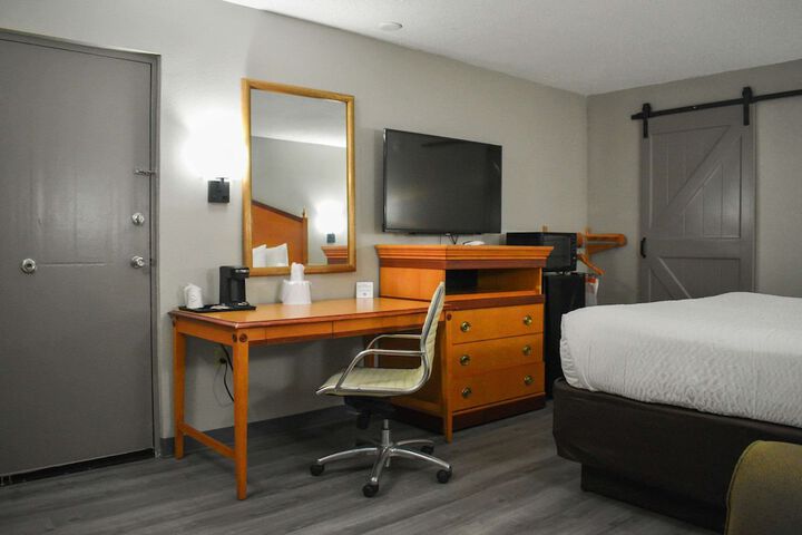 1 King Bed (3 of 15)