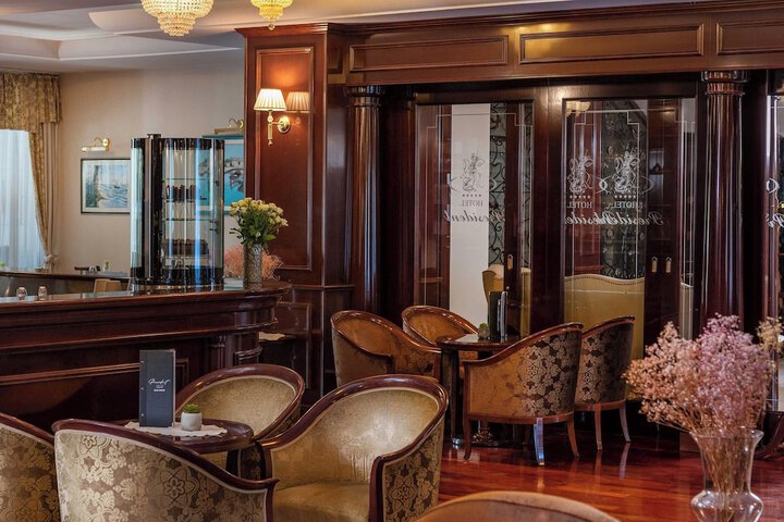 Lounge 49 of 60