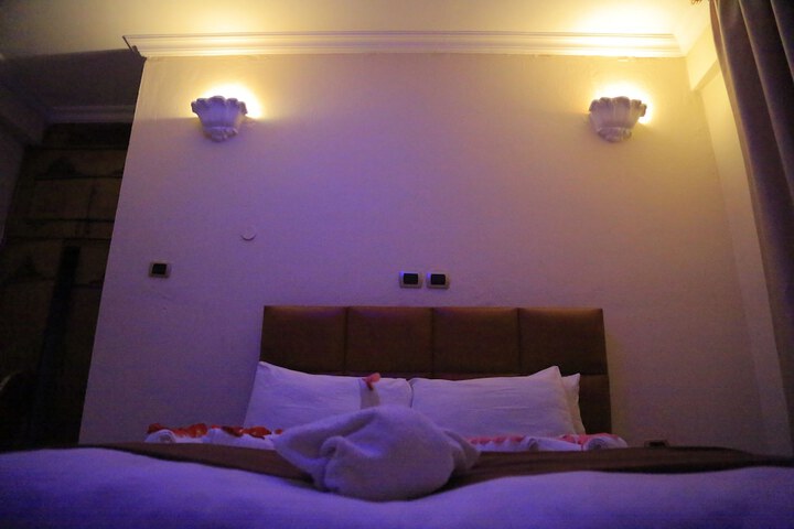 Room 32 of 60