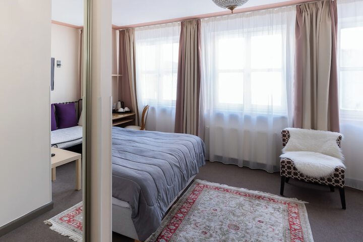 Room 9 of 42
