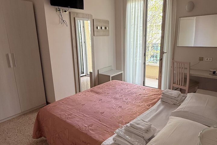 Room 9 of 26
