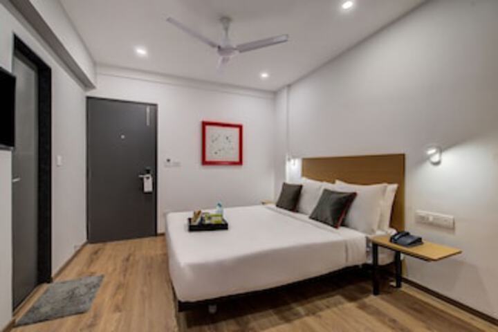 OYO TOWNHOUSE 71 KHAR WEST STATION