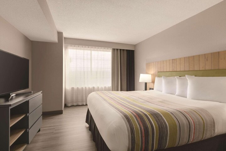 1 King Bed (5 of 10)