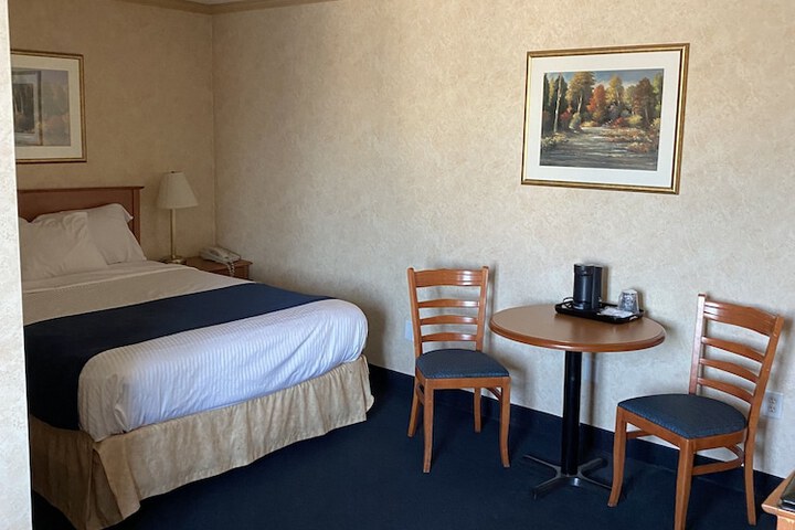 1 Queen Bed (4 of 9)