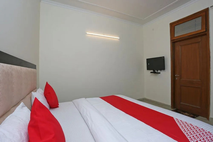 Room 6 of 12
