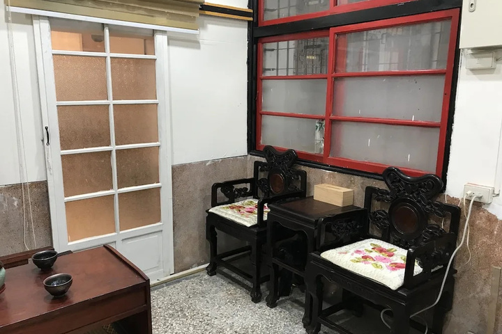 Room 5 of 12