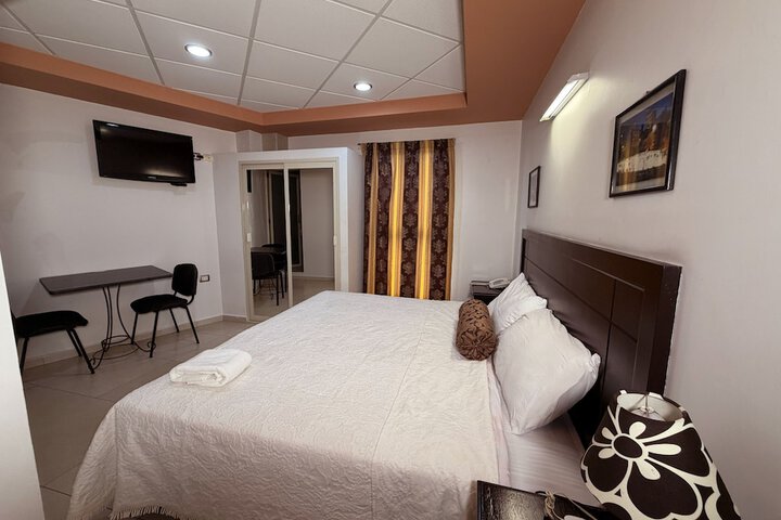 Room 25 of 38