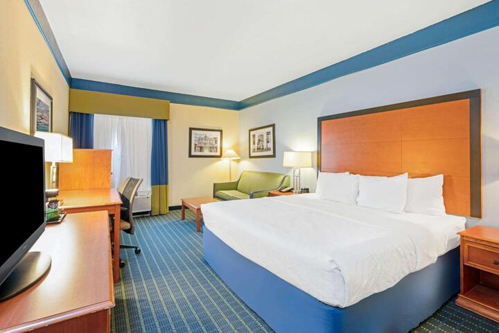 1 King Bed (4 of 18)
