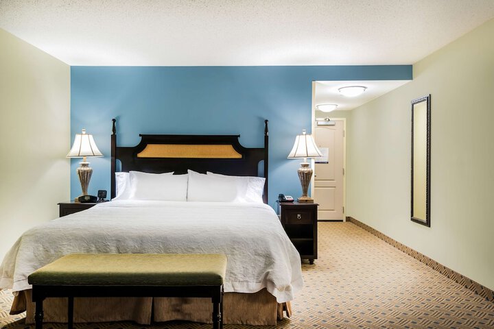 Studio Accessible King Size Bed (4 of 17)
