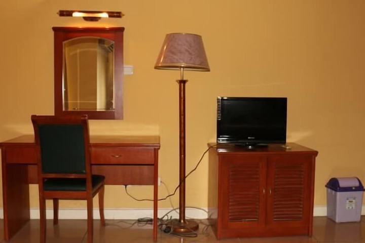 Room 10 of 16