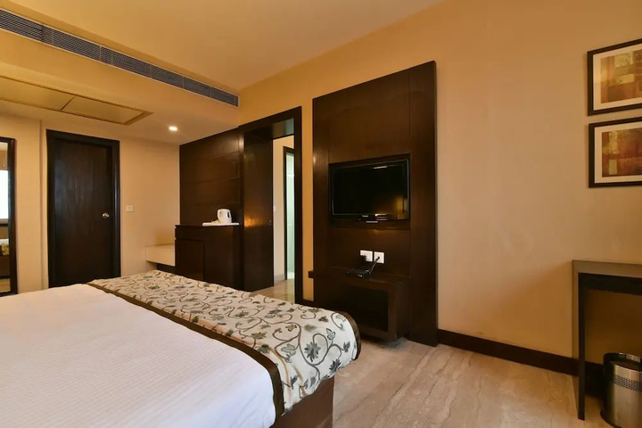 Room 6 of 18