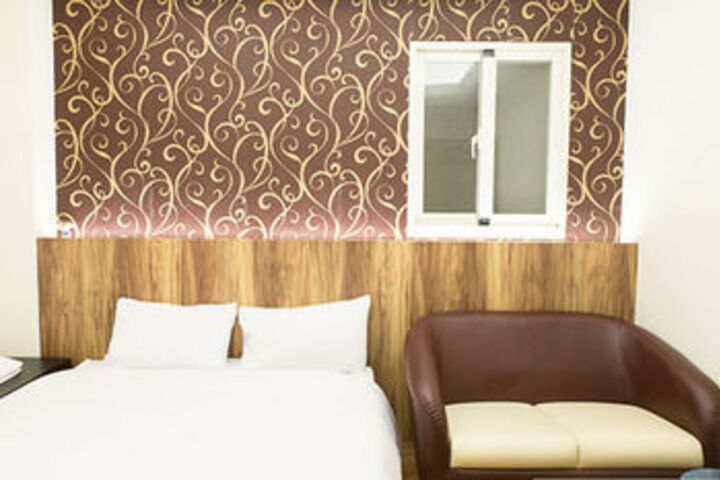 Room 6 of 12