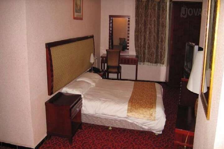 Room 4 of 10