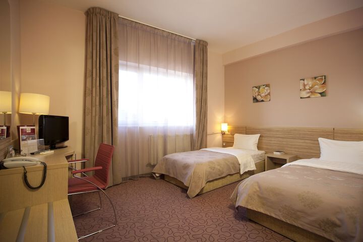Room 9 of 35