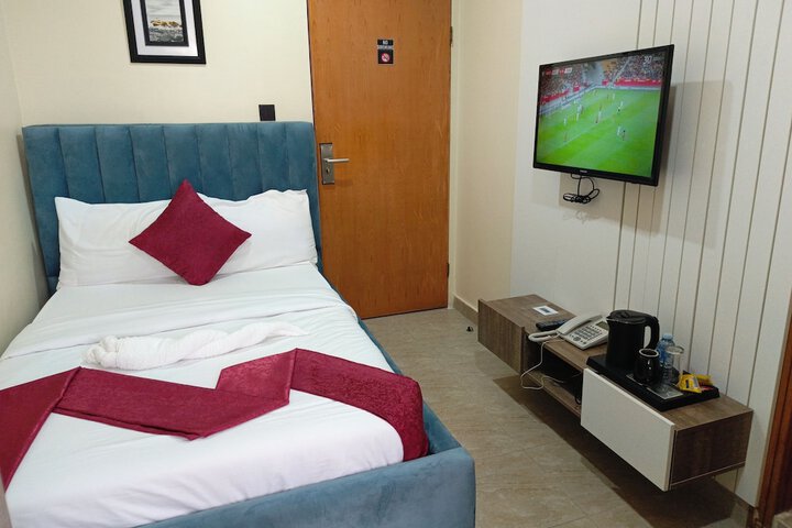 Room 9 of 77
