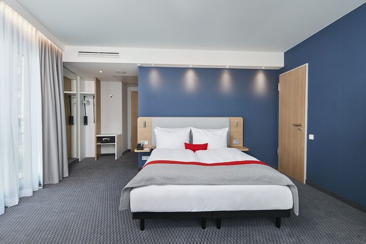 Room 14 of 77