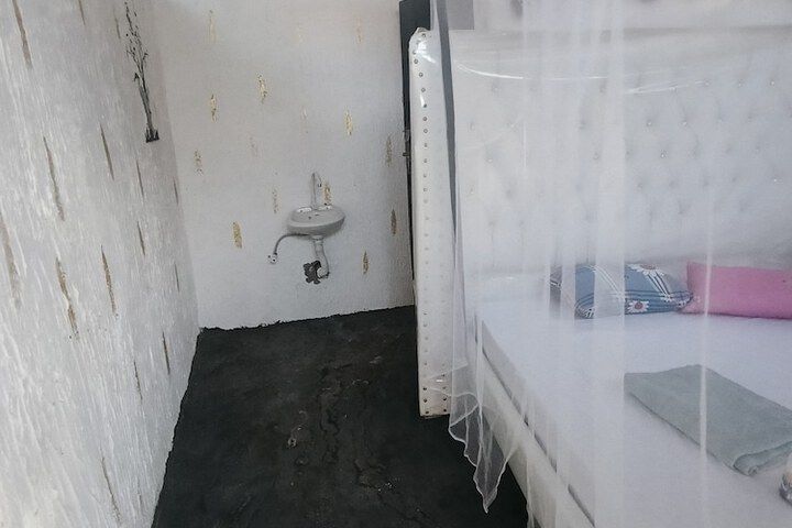Room 4 of 28