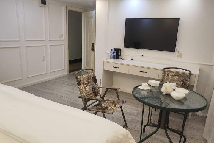 Room 5 of 13