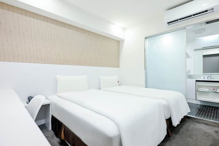 Room 12 of 83