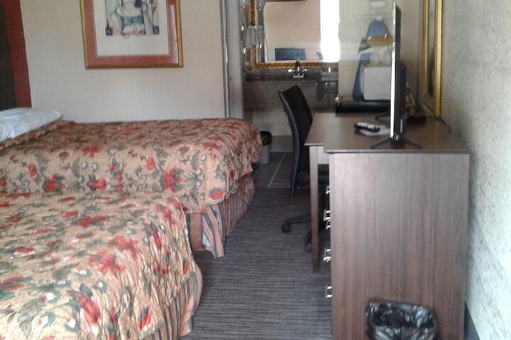 2 Double Beds (9 of 11)