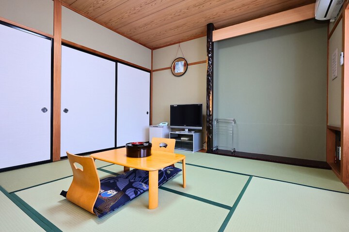 Room 27 of 90