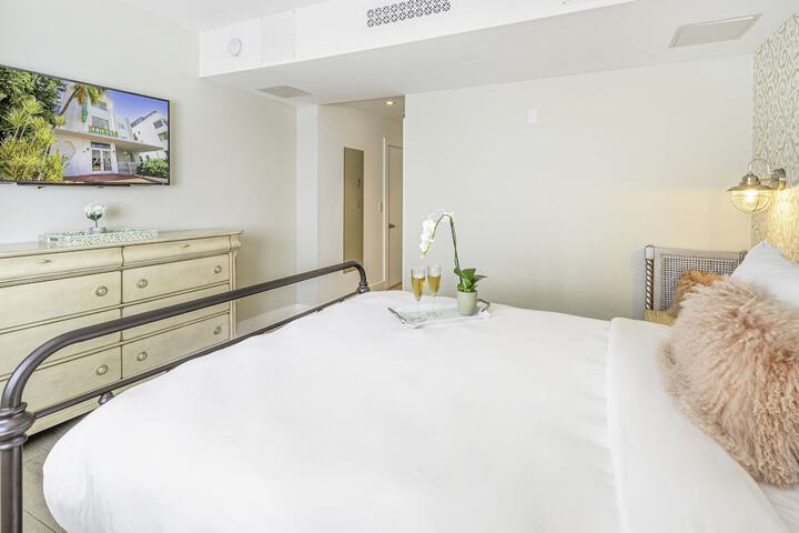 Queen Size Bed (14 of 23)