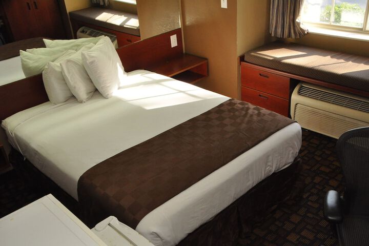 1 Queen Bed (1 of 25)