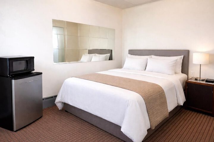 Room 4 of 7