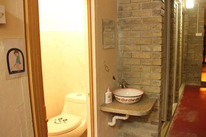 Room 9 of 11