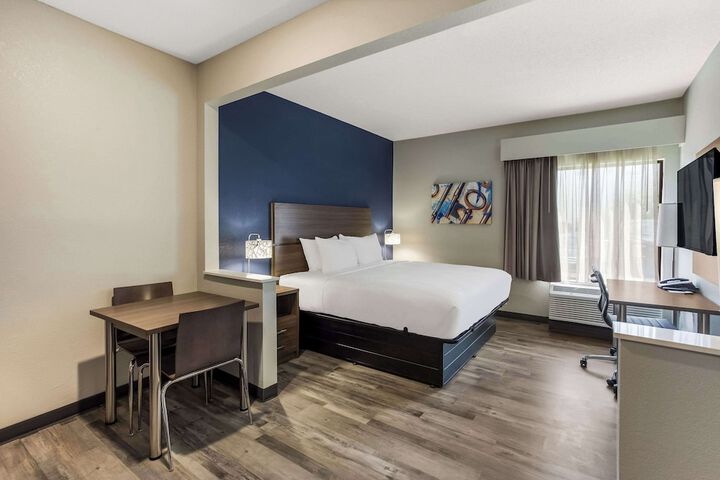 1 Queen Bed Efficiency Suite (16 of 19)