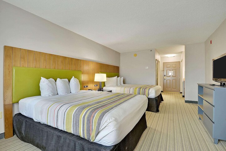 2 Queen Beds (3 of 3)