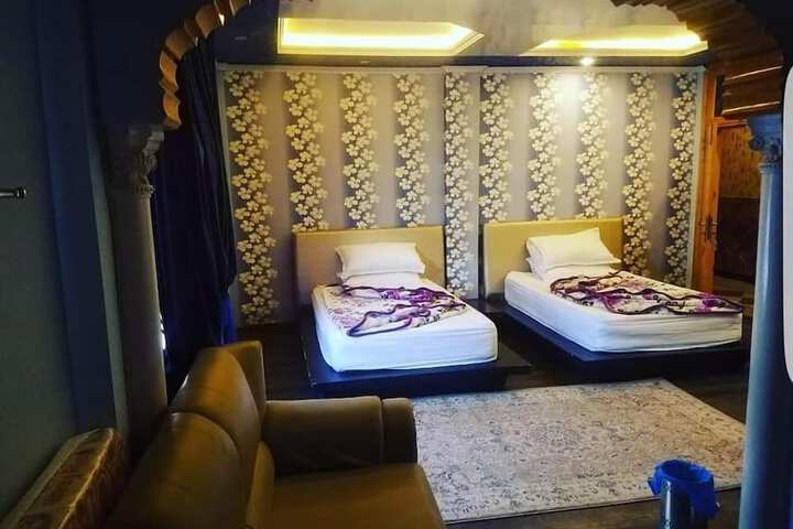 Room 4 of 16